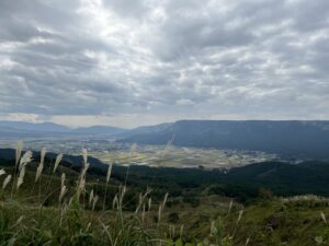 写真は熊本県　阿蘇の山々